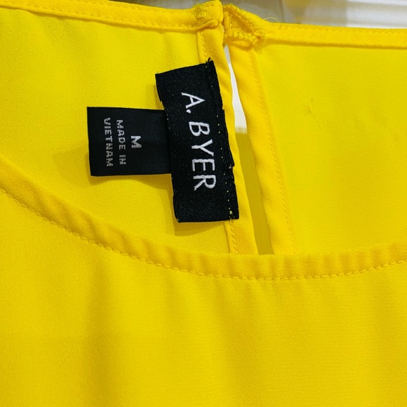 FREE w purch, NWOT, cold shoulder, yellow flutter summer blouse - Picture 4 of 13